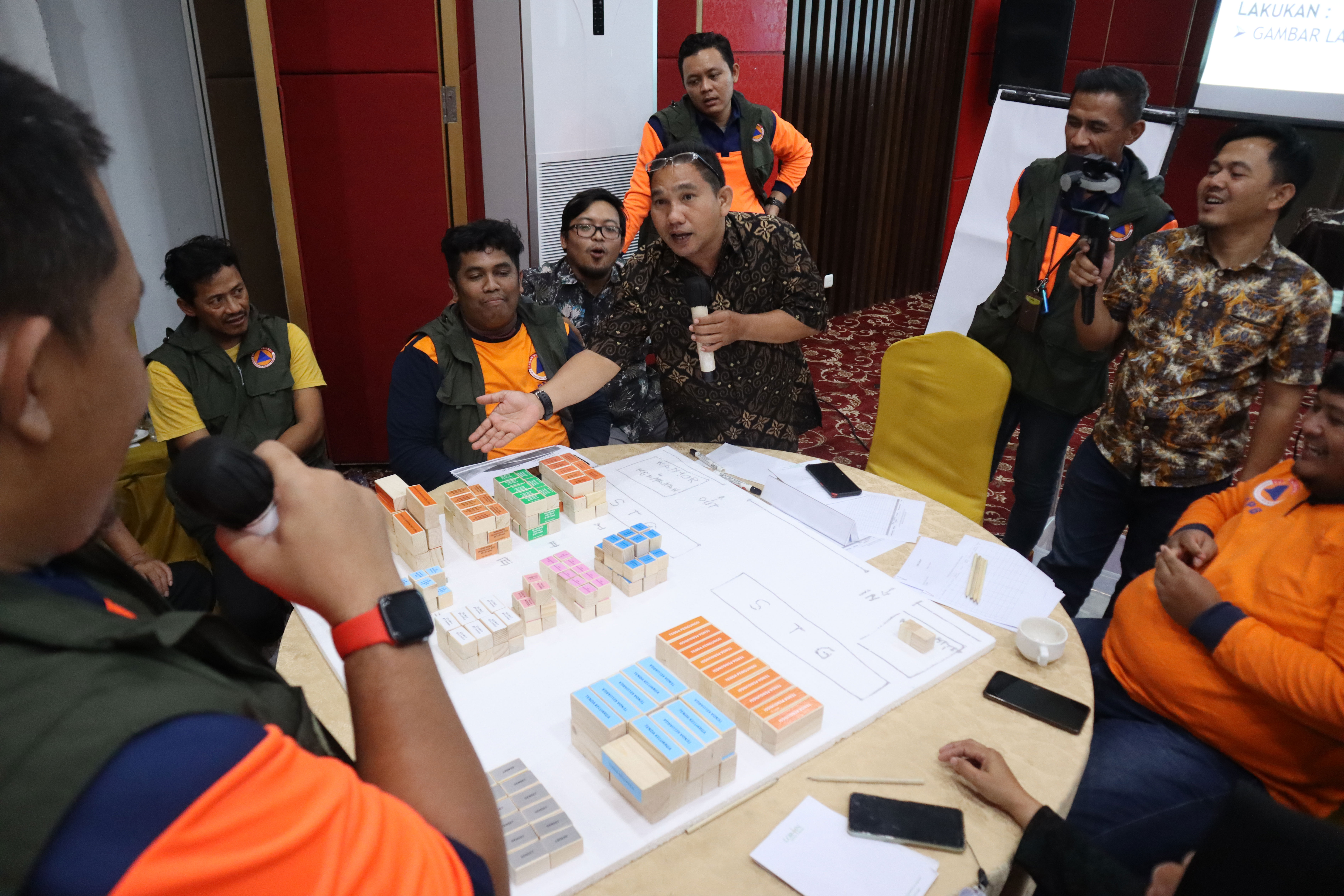 Para peserta terdiri dari 17 perwakilan BPBD Provinsi yang menerima materi dan praktek manajemen pergudangan (7/6).